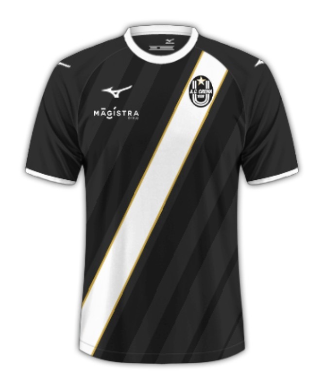 Camiseta negra con franja diagonal