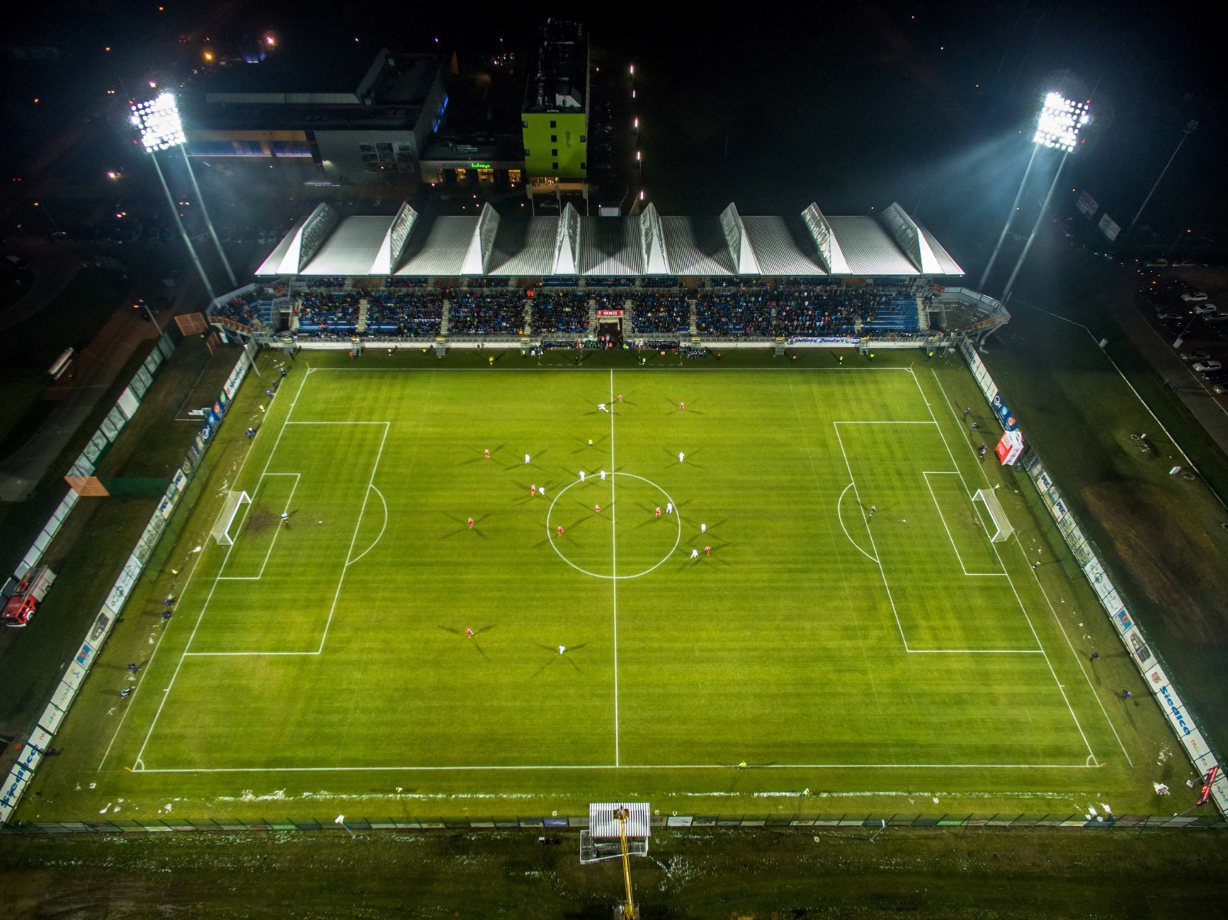 Campo de fútbol iluminado de noche